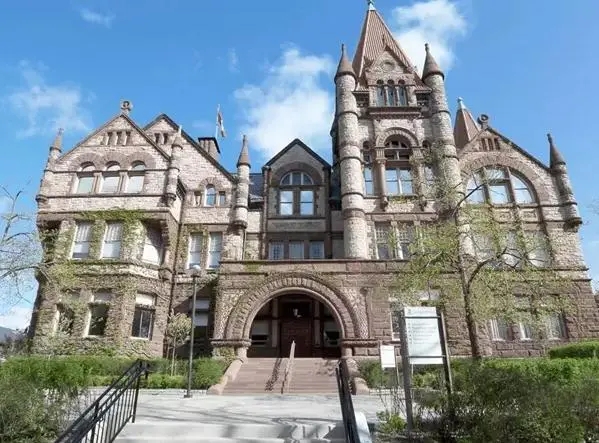 维多利亚大学 University of Victoria(图1)